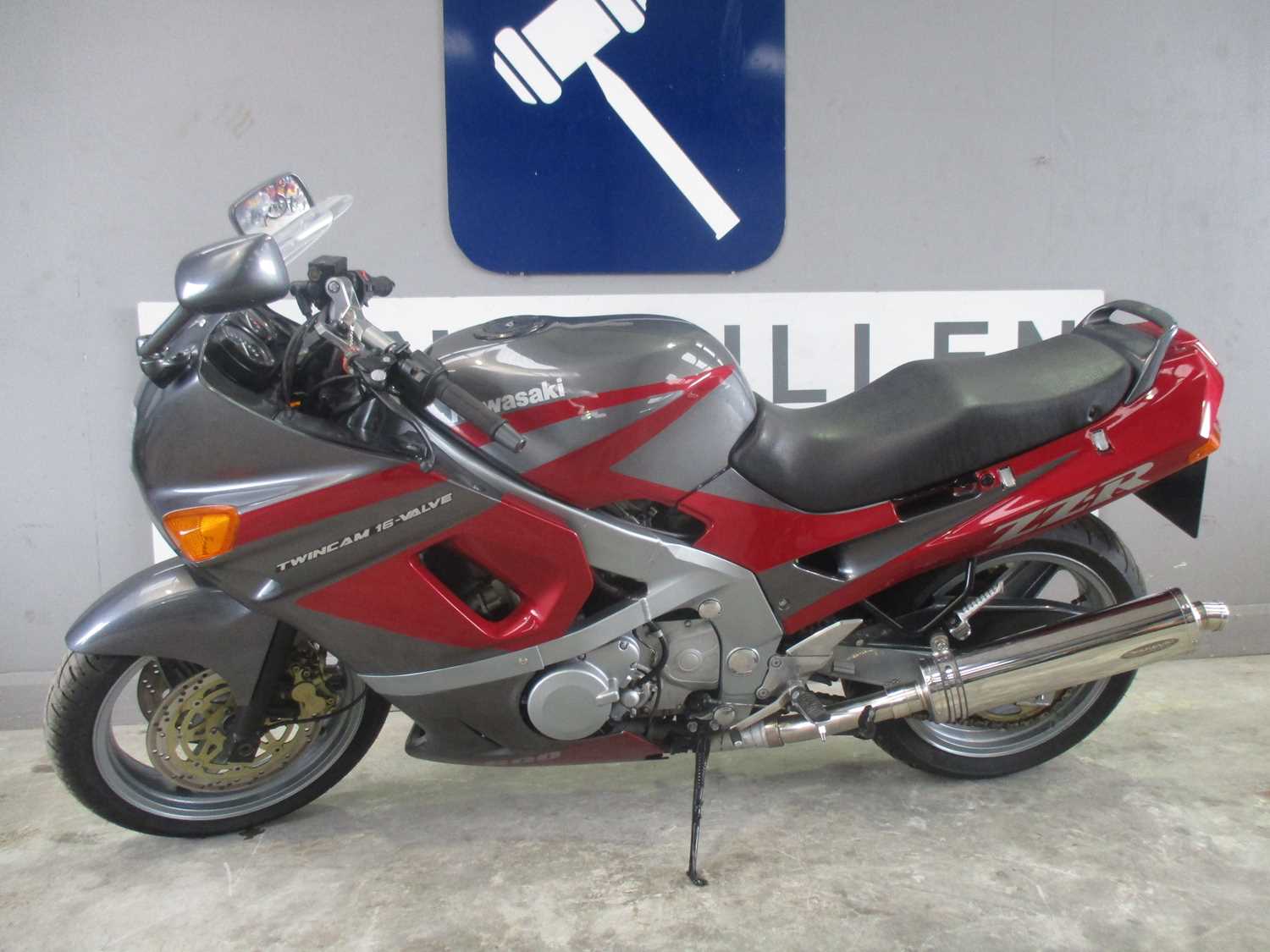 501 - 1990 KAWASAKI 592CC MOTORCYCLE