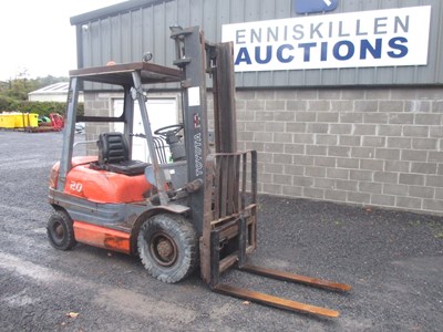 Lot 138 - TOYOTA 2 TON FORKLIFT WITH SIDE SHIFT, LOW MAST AND LIGHTS