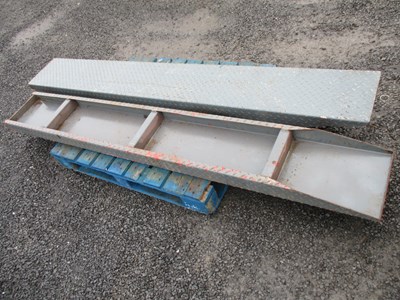 Lot PAIR OF HEAVY DUTY LOADING RAMPS