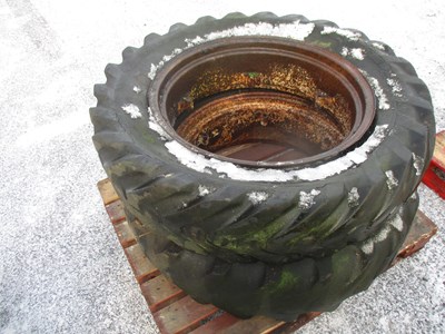 Lot 555 - PAIR OF TRACTOR WHEELS AND TYRES { R28 }